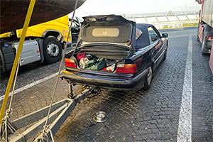 Un şofer cu un BMW Seria 3 din Ungaria, scos de poliţie de pe o autostradă din Germania pentru că tracta o barcă de aproape 4 tone după el