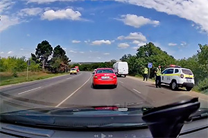 (VIDEO) Pedeapsă imediată, livrată de poliţiştii din Chişinău unui şofer de Mercedes Sprinter, care a vrut să economisească timp