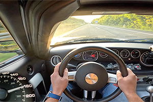 (VIDEO) Cum sună şi cum galopează pe autostrăzile din Germania clasicul Ford GT