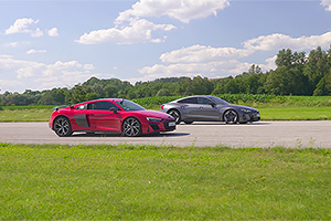 (VIDEO) Duel cu performanţe aproape echivalente între un Audi RS e-tron GT electric şi un Audi R8 V10