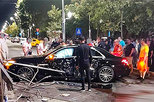Accident deosebit de grav cu un Mercedes S-Class astă noapte în Bucureşti, şoferul căruia a decedat