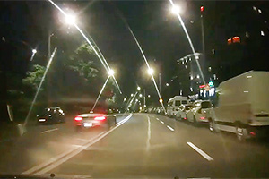 (VIDEO) Manevre de neînţeles ale unui Mercedes-AMG din Chişinău, doar pentru a ajunge mai repede la următorul semafor