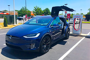 Un proaspăt proprietar de Tesla Model X din SUA se plânge de starea deplorabilă în care i-a fost livrată maşina