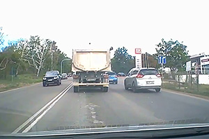 (VIDEO) Un şofer începător din Moldova a provocat un accident grav după ce a intrat în zona oarbă a unui camion