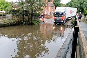 (VIDEO) Şoferul unui Mercedes Actros traversează un renumit drum inundat din Marea Britanie în viteză, oferind o lecţie celor care aşteptau să eşueze