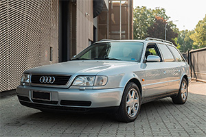 Audi S6 de primă generaţie, cu legendarul V8 sub capotă, dar cu parcurs relativ mare, a ajuns să coste cât un Audi A6 nou