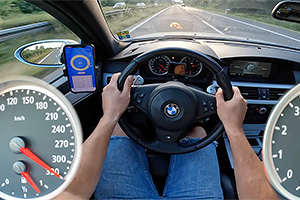 (VIDEO) Cum sună un BMW cu motor V10, care-şi urcă vitezometrul până la gradaţia maximă pe o autostradă din Germania