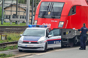Un echipaj de poliţie din Austria şi-a lăsat maşina parcată pe calea ferată, iar un tren a fost la un pas de a o spulbera