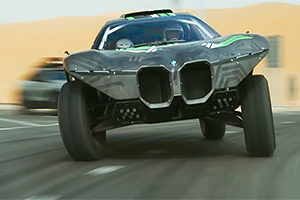 (VIDEO) BMW cochetează cu ideea de a participa la Dakar şi Extreme E, cu un prototip enigmatic, care aleargă prin dunele deşertului din Abu Dhabi