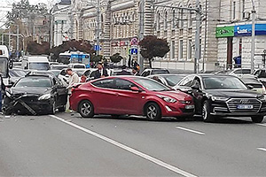 (VIDEO) Au apărut imaginile cu momentul accidentului cu 3 automobile din centrul Chişinăului de acum două zile