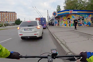 (VIDEO) Incident discutabil între o bicicletă şi un automobil, surprins în Chişinău