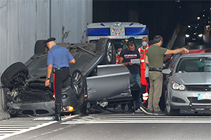 O urmărire în Italia a unui BMW înmatriculat în România a sfârşit cu un grav accident în tunelul Via Gattamelata din Milano