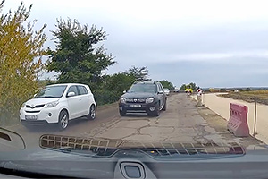 (VIDEO) Şoferul unei Dacia Duster, la un pas de a provoca un accident pe un drum în reparaţii din Teleneşti, Moldova