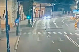 (VIDEO) Accident deosebit de grav în Cluj, cu un BMW care a intrat într-un stâlp la 140 km/h