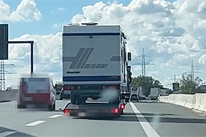 (VIDEO) Un camion rulotă prea greu, pus pe o remorcă mică, oprit de poliţie pe o autostradă din Germania când era aproape să cadă