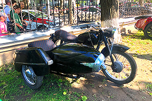 O motocicletă clasică Pannonia, produsă cândva în Ungaria, pe cale de a fi restaurată de un pasionat din Moldova