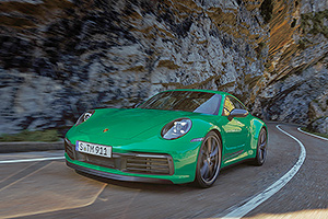 Porsche a lansat noul 911 Carerra T, o maşină cu cutie manuală şi mai puţină izolare fonică, pentru a auzi mai bine motorul