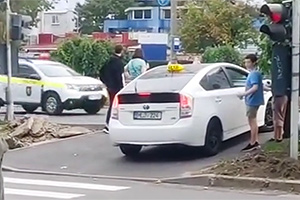 (VIDEO) Pedeapsă imediată livrată de poliţia din Chişinău unui taximetrist care a mers cu Toyota sa pe trecerea de pietoni, perpendicular drumului