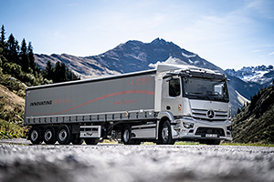 Noul camion electric Mercedes eActros, cu o autonomie de doar 220 km, a traversat un pas montan renumit din munţii Alpi
