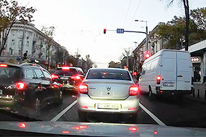 (VIDEO) Trei încălcări grave ale unui şofer de Mercedes Sprinter, în nici 10 secunde, surprinse în plin centrul Chişinăului