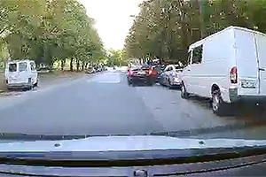 (VIDEO) Prima dată aproape de accident, iar peste 100 metri situaţia se repetă cu acroşarea a două maşini în Chişinău