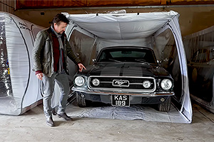 (VIDEO) Renumitul Richard Hammond îşi arată garajul secret şi cum îşi păstrează maşinile din el