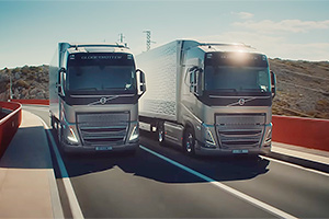 (VIDEO) Publicitate de neînţeles pentru camioanele Volvo, cu două camioane în ipostaze bizare