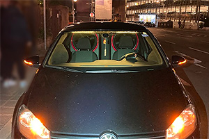 Poliţia din Germania a oprit un şofer de VW Golf, care şi-a umplut jumătate din maşină cu un sistem audio imens, dar nu l-au putut amenda decât simbolic