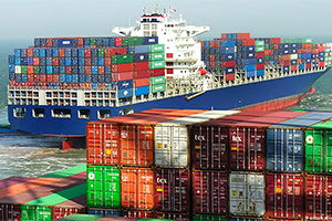 Istoria neştiută a containerului standardizat şi cum acesta a schimbat transporturile cu nave, camioane şi trenuri