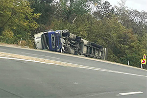 Camion cu remorcă, răsturnat pe serpentinele de lângă Hânceşti, iar accidentele similare s-au îndesit în ultima perioadă