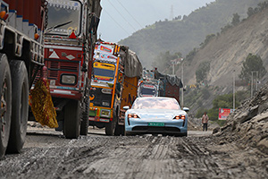 Un Porsche Taycan electric a traversat India, prin regiuni cu drumuri precare şi lipsă de prize pentru încărcare