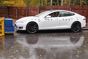 (VIDEO) Un youtuber din Rusia a realizat un crash-test al unei Tesla Model S pentru a afla dacă noul iPhone 14 îl va detecta