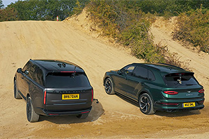 (VIDEO) Duel departe de asfalt între Bentley Bentayga şi Range Rover, cu un rezultat la o diferenţă uriaşă între ele