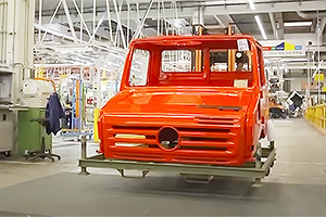(VIDEO) Cum se asamblează camioanele Unimog la fabrica din Germania