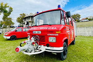 Acestea sunt câteva camioane clasice, din dotarea pompierilor voluntari din Moldova