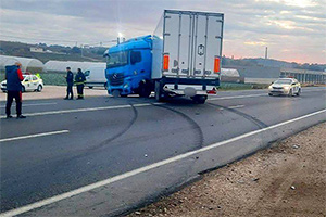 Accident grav astă-dimineaţă, între o Kia şi un camion, după ce un şofer din Ucraina a adormit la volan pe un traseu din Moldova
