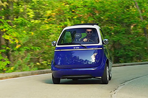(VIDEO) Cum se conduce noua Microlino, maşina electrică lansată de un producător de trotinete din Elveţia, cu uşa în faţă, în stilul lui BMW Isetta de cândva
