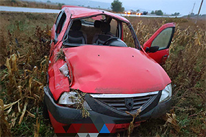 O Dacia Logan, condusă de un şofer în stare de ebrietate şi cu permisul suspendat, s-a răsturnat de câteva ori pe un traseu din Moldova