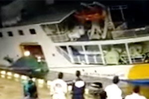 (VIDEO) Şoferul unui camion a cauzat răsturnarea unui feribot cu vehicule la bord într-un port din Indonezia, în timp ce ieşea pe debarcader
