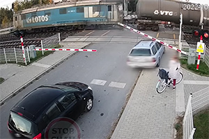 (VIDEO) Accident de neînţeles, surprins la o trecere de cale ferată din Polonia