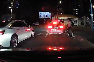 (VIDEO) Şofer din Chişinău, surprins că nu opreşte nici în faţa unei familii cu cărucior la o trecere de pietoni, şi nici când maşina îi este lovită