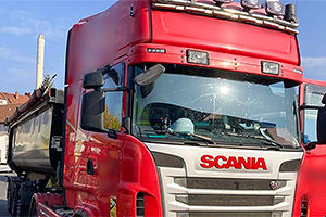 Poliţia din Germania a aplicat amenzi uriaşe şi recalculări de taxe unei companii deţinătoare a unui camion Scania cu eşapament modificat