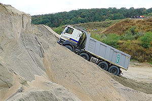 (VIDEO) Cum înaintează un camion Tatra 8x8 modern pe o rampă de 65%, în nisip