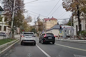 (VIDEO) Traversare la roşu fără vreo frânare şi cu ignorare a semaforului, a unui Volvo, surprinsă în Chişinău