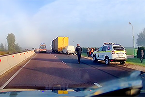 (VIDEO) Accident cu o cale de frânare de circa 100 metri lângă Cojuşna, un microbuz lovind un camion staţionat pe traseu