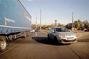 (VIDEO) Manevră absurdă la un sens giratoriu din Chişinău, la milimetri de provocarea unui accident