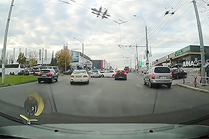 (VIDEO) Un nou tip de accident frecvent la sensul giratoriu Petricani din Chişinău are o rezolvare simplă