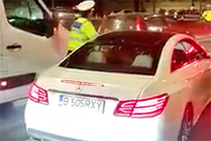 (VIDEO) Un şofer de Mercedes a fugit aseară din faţa poliţiştilor în Bucureşti, lovind două maşini, iar apoi a fost reţinut pe parcursul nopţii