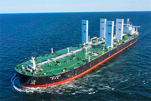 Acesta e MV New Aden, noul transportator petrolier construit în China, care are vele din fibră de carbon şi va naviga ajutat de forţa vântului