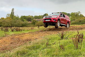 (VIDEO) Un youtuber din SUA supune o Toyota Hilux din Marea Britanie unui test de durabilitate